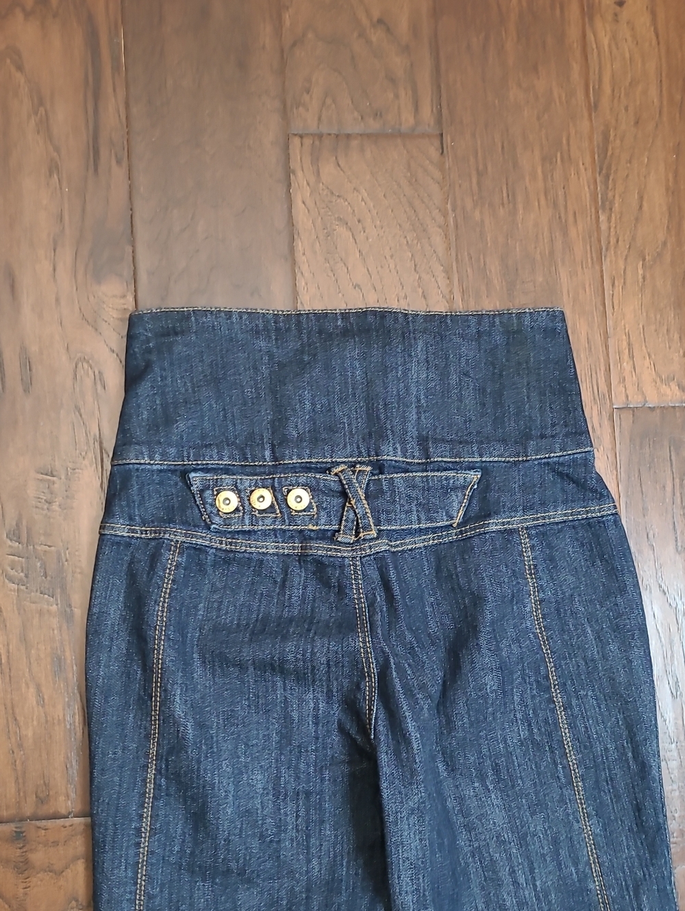 VINTAGE Younique High-Waist Wide Leg Y2K Jeans with Gold Button Detail size 9 - Picture 4 of 11